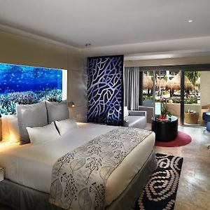 Royal Service Luxury Junior Suite Swim Up