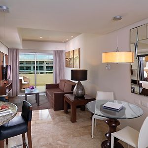 Royal Service One Bedroom Suite